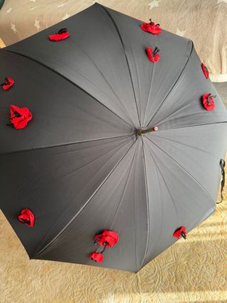 Paraguas Moschino Negro con Flores Rojas