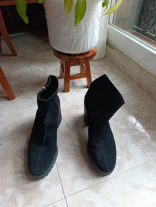 Botines negros de ante con tacón