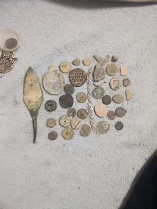 Lote monedas antiguas, flecha y botones