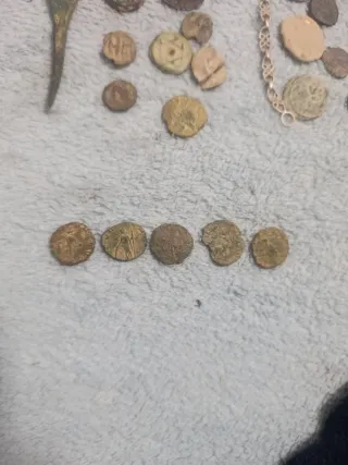 Lote monedas antiguas, flecha y botones