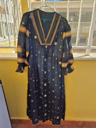 Vestido largo negro con estampado de soles