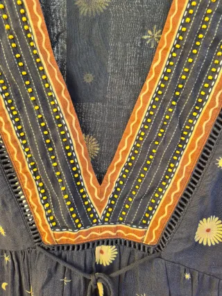 Vestido largo negro con estampado de soles