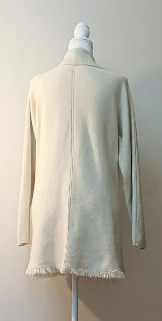 Cárdigan oversize. crema