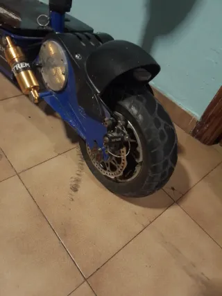 Patinete eléctrico azul