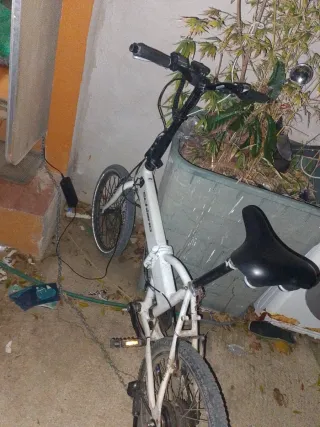 Bicicleta blanca plegable