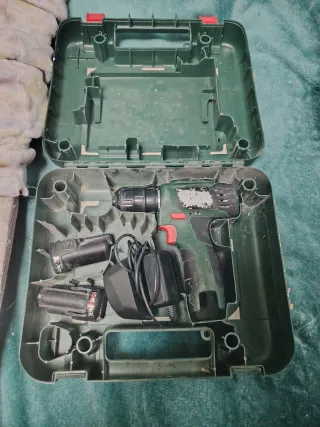 Taladro Bosch con maletín y accesorios