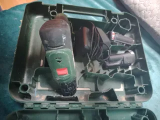 Taladro Bosch con maletín y accesorios