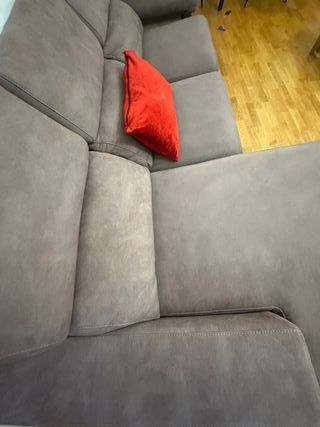 Sofá chaise longue color gris elefante.