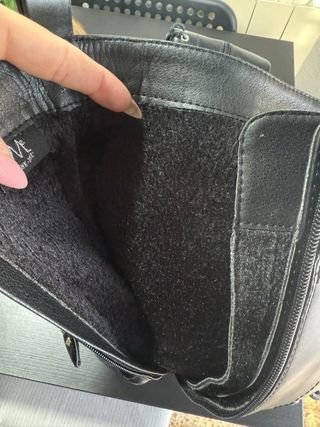 Botas altas negras con tachuelas y cremallera