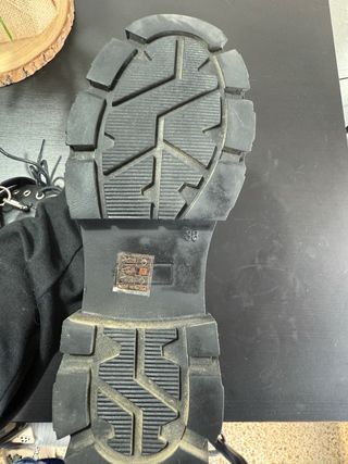 Botas altas negras con tachuelas y cremallera