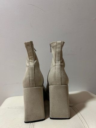 Botas de tacón beige con plataforma
