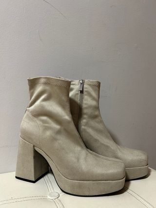 Botas de tacón beige con plataforma