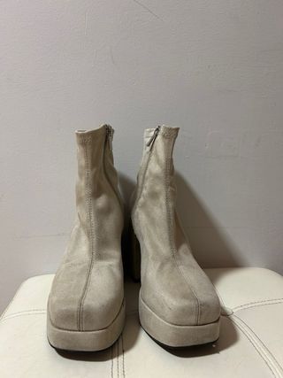 Botas de tacón beige con plataforma