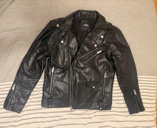 Chaqueta Zara efecto piel negra talla L