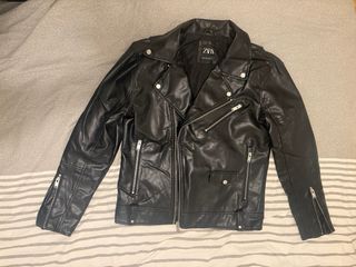 Chaqueta Zara efecto piel negra talla L