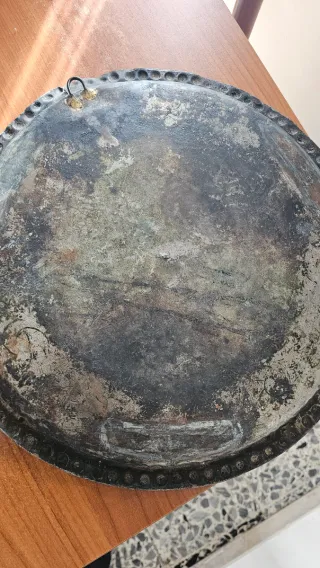 Piatto/vassoio tondo in rame antico