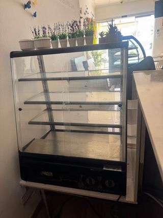 Vitrina expositora sobre mesa