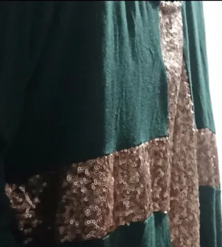 Camiseta verde con detalles dorados