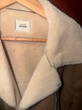 Chaqueta efecto ante forrada de borreguito