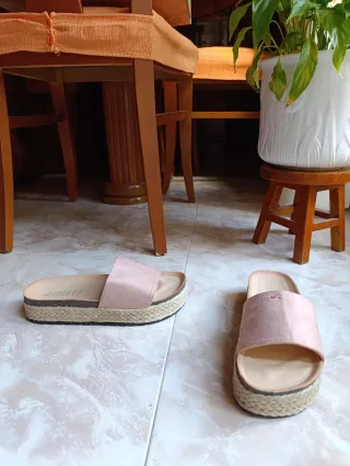 Sandalias planas rosa y beige