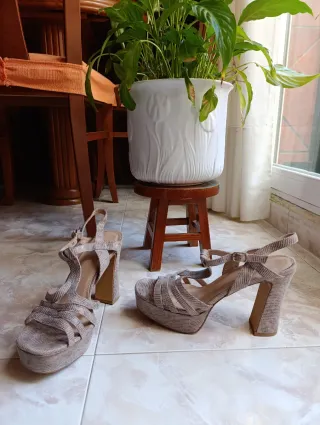 Sandalias de plataforma beige y grises