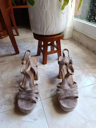 Sandalias de plataforma beige y grises