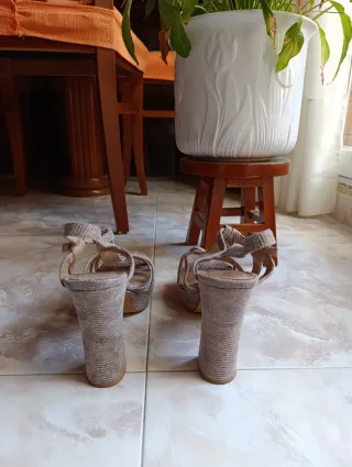 Sandalias de plataforma beige y grises