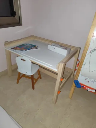 Mesa infantil Ikea madera y blanco