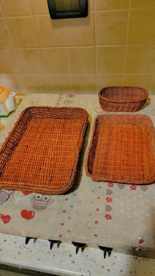 Pirofile in ceramica con cesti in vimini