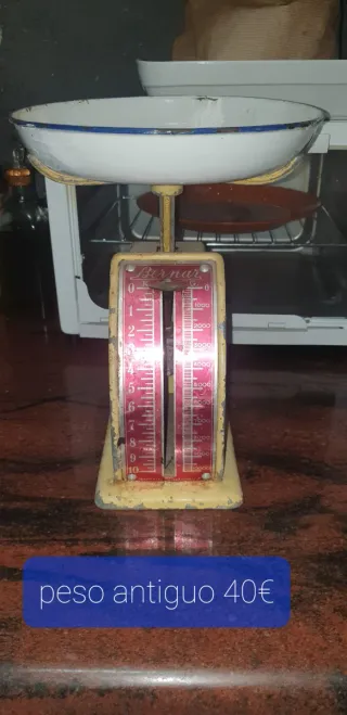 Balanzas antiguas y peso de cartas antiguo