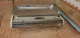 Balanzas antiguas y peso de cartas antiguo