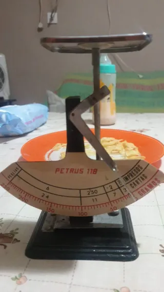 Balanzas antiguas y peso de cartas antiguo