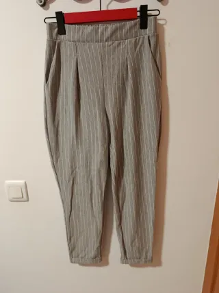 Pantalones grises con rayas blancas