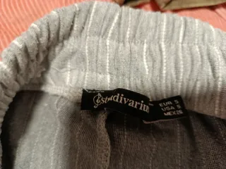 Pantalones grises con rayas blancas