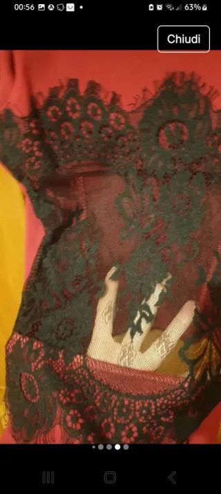 Elegante top con pizzo nero trasparente sul retro