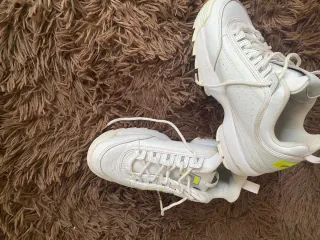 Zapatillas Fila Blancas y Amarillas