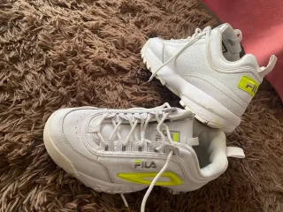 Zapatillas Fila Blancas y Amarillas