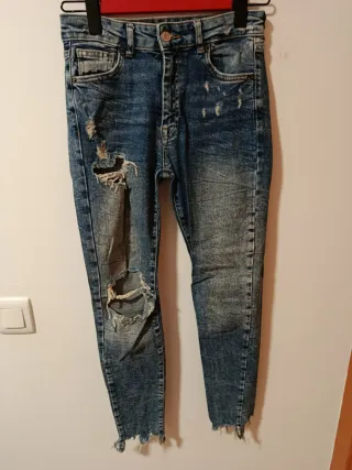 Pantalones vaqueros desgastados azules y grises