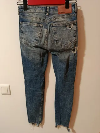 Pantalones vaqueros desgastados azules y grises