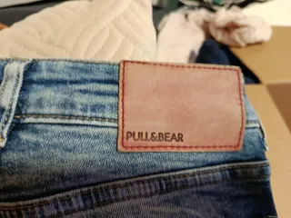 Pantalones vaqueros desgastados azules y grises