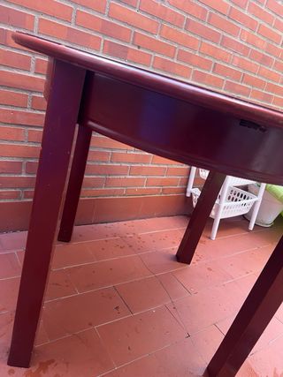 Mesa redonda de madera marrón