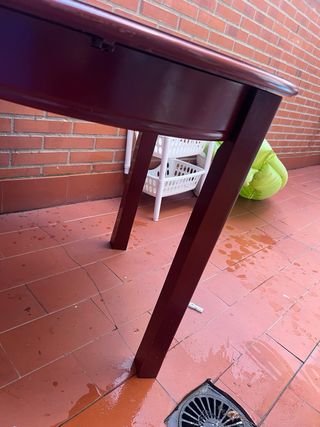 Mesa redonda de madera marrón