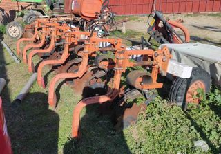 Cultivador ahoyador 6 surcos.
