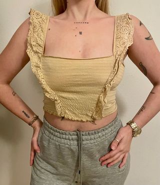 Top vintage beige con volantes
