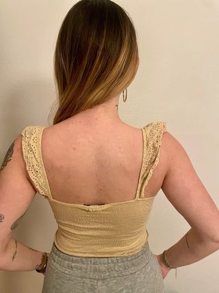 Top vintage beige con volantes