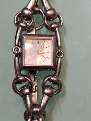 Reloj Gucci Mujer de acero y cuarzo blanco.