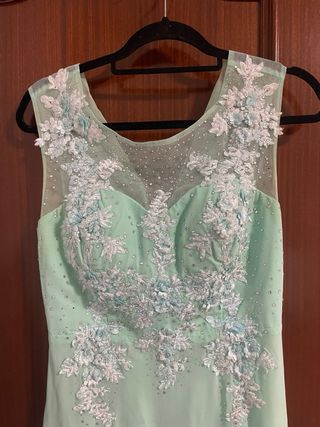 Vestido de fiesta verde con pedrería