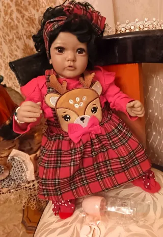 Bambola realistica bambina vestita a quadri