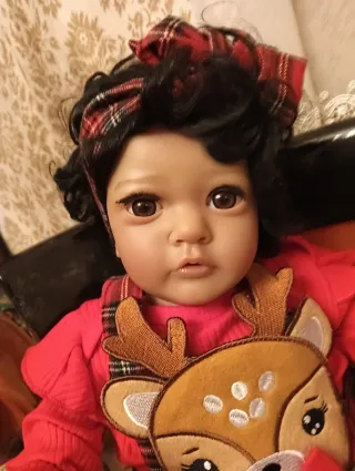 Bambola realistica bambina vestita a quadri