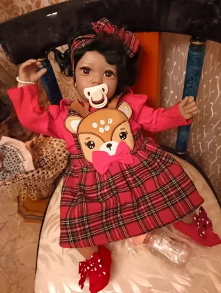 Bambola realistica bambina vestita a quadri